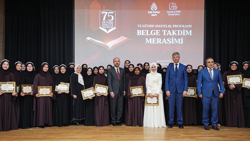 İstanbul'da "75 Günde Hafızlık Programı"nı tamamlayan 40 öğrenciye hafızlık belgeleri verildi