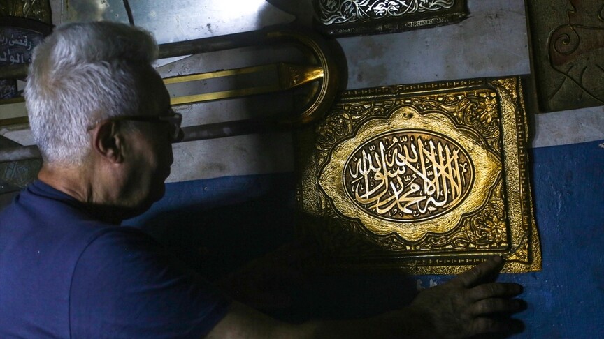 Suriyeli demir ustası Halep'te 50 yılı aşkın süredir metal üzerine sanat işliyor