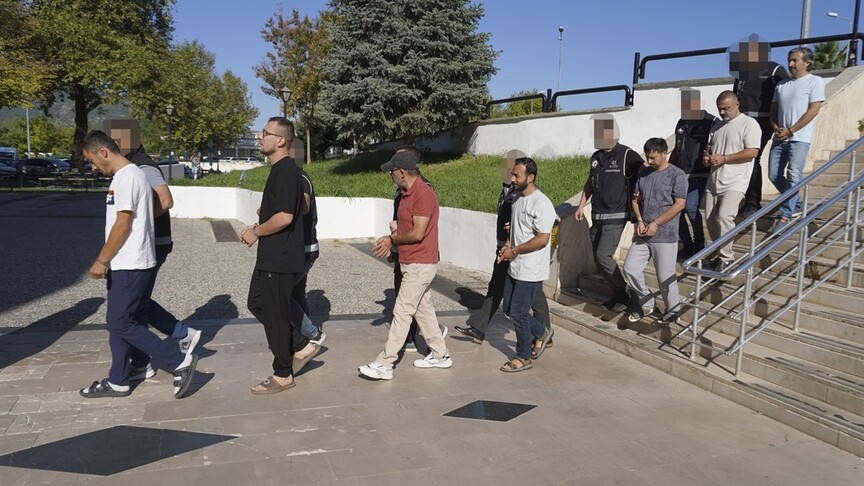 Muğla'da teknede yakalanan 9 FETÖ şüphelisi ile kaptan adliyeye sevk edildi