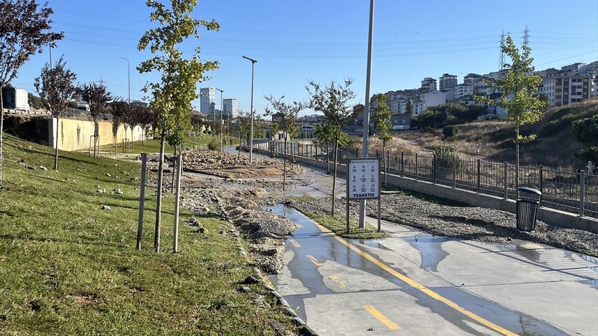 Başakşehir'de İSKİ'ye ait isale hattındaki borunun patlaması sonucu yolları su bastı
