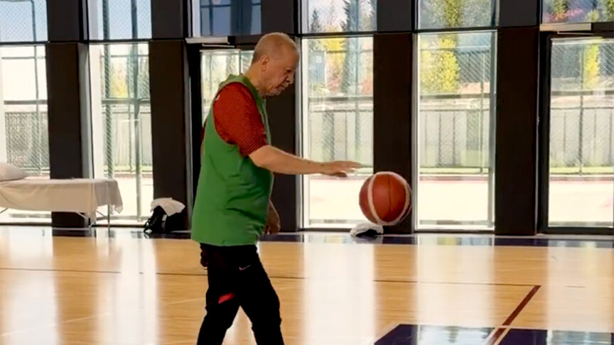 TBMM Sanayi Komisyonu Başkanı Varank, Cumhurbaşkanı Erdoğan'ın basketbol oynadığı görüntüleri paylaştı