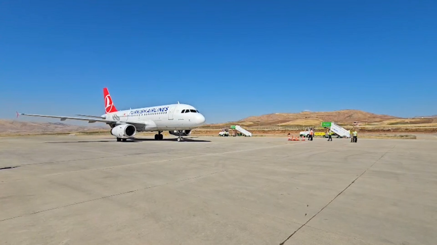 Yenilenen Siirt Havalimanı'na ilk yolcu uçağı indi