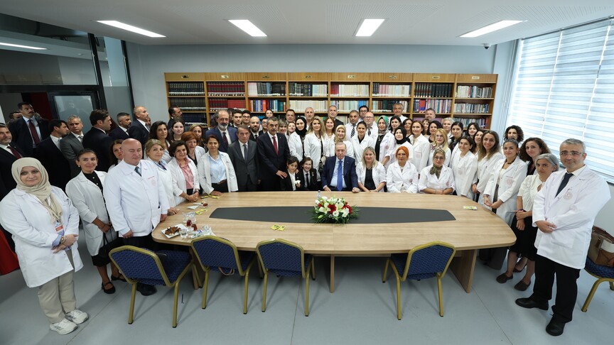 Cumhurbaşkanı Erdoğan, Gazi Anadolu Lisesi'nde öğretmen ve öğrencilerle bir araya geldi