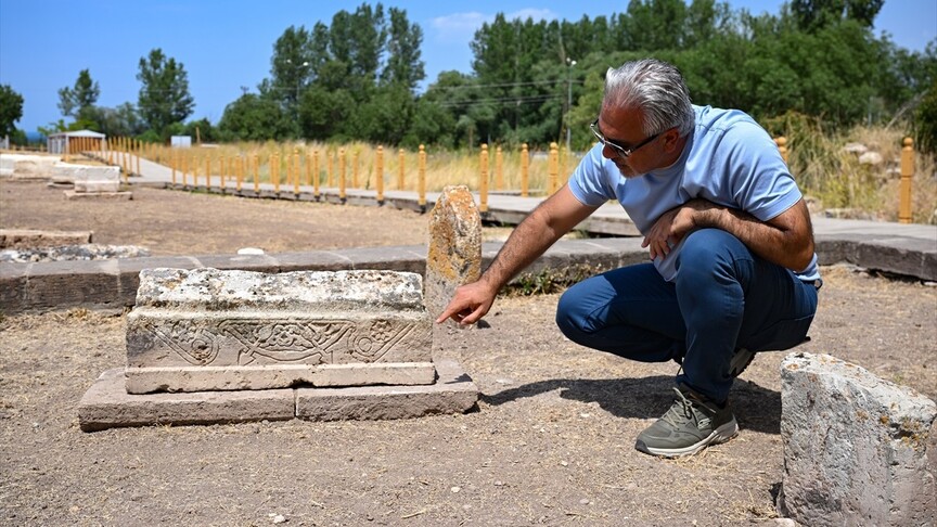 Gevaş Selçuklu Mezarlığı'nda çevgan motifli çocuk mezar taşı ortaya çıkarıldı