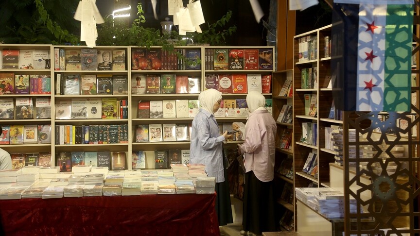 Suriye'nin İdlib ilinde 100'den fazla yayınevinin katılımıyla kitap fuarı açıldı