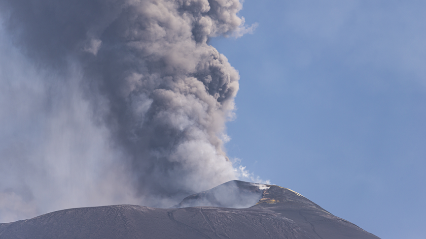 İtalya'da Etna Yanardağı'nın kül püskürtmesi hava ulaşımında aksaklıklara yol açtı
