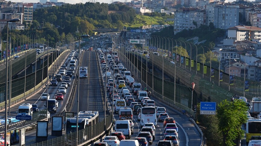 İstanbul'da yeni eğitim öğretim yılının ilk gününde trafik yoğunluğu