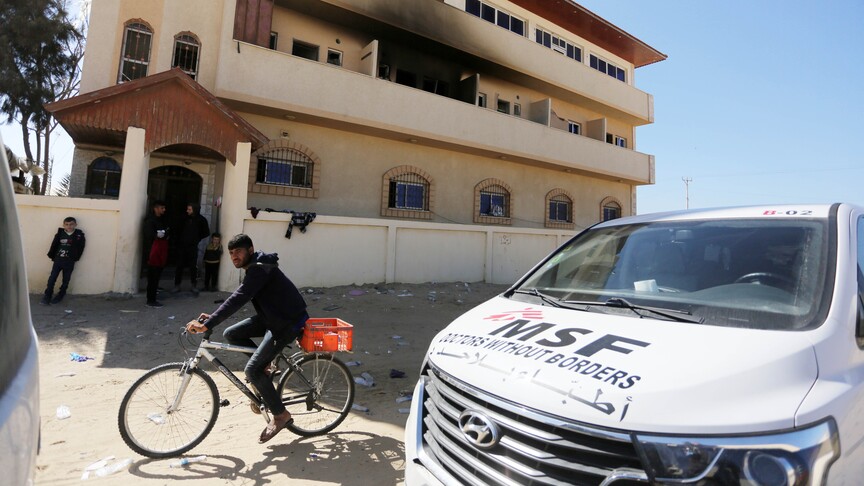Sınır Tanımayan Doktorlar: İsrail, Gazze'de insani yardım çalışanlarını taşıyan otobüsümüzü hedef aldı