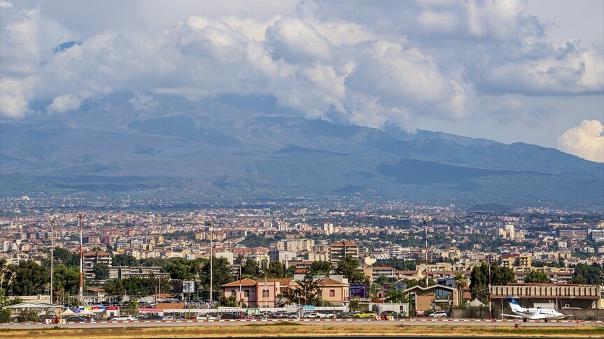 Etna Yanardağı'nın kül püskürtmesi hava ulaşımını olumsuz etkilemeye devam ediyor