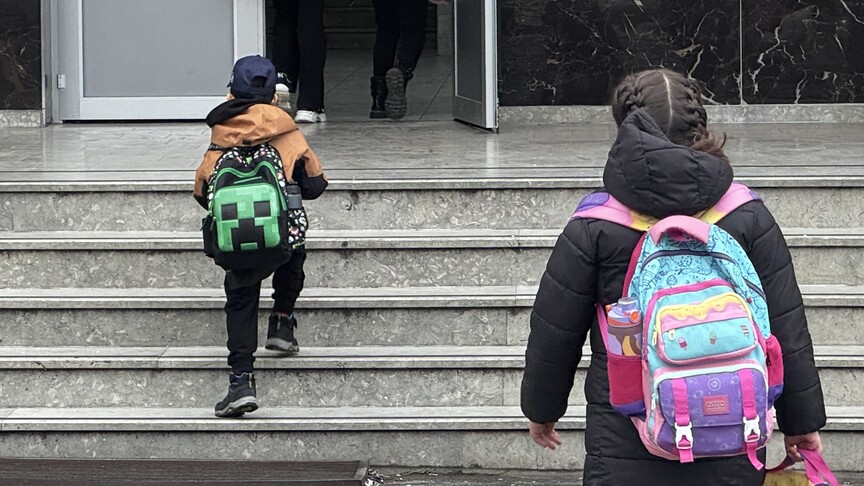 Ağır okul çantaları çocuklarda duruş bozukluğu ve kas ağrılarına yol açabilir