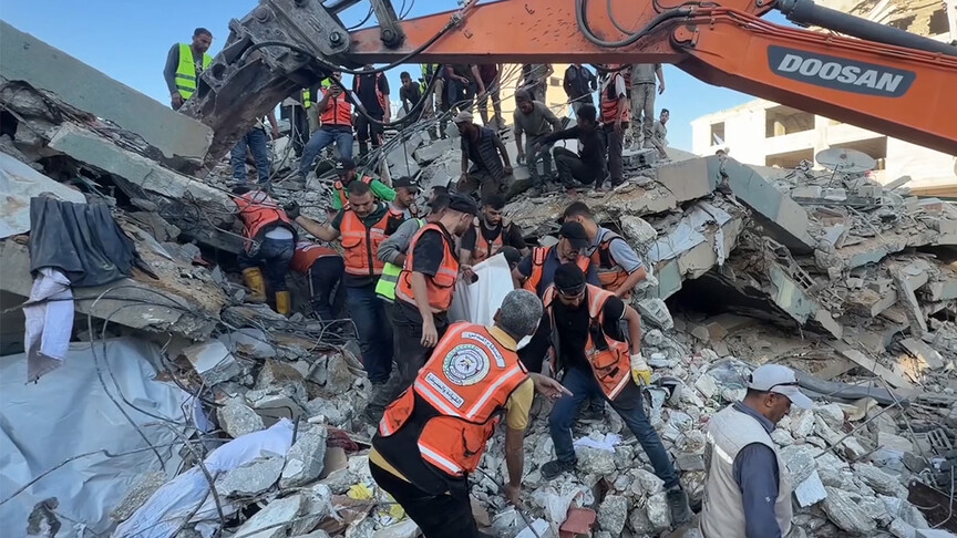Gazze'de İsrail saldırısında hasar gören binanın çökmesi sonucu 5'i çocuk 11 kişi hayatını kaybetti