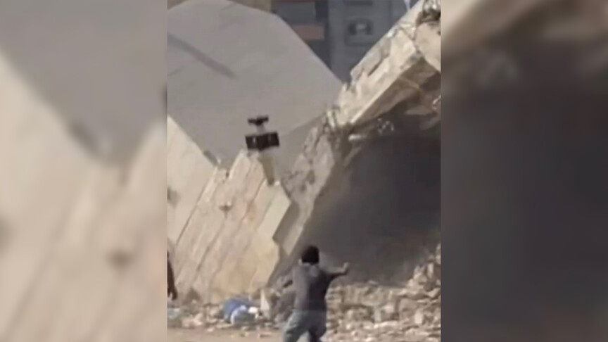 İsrail ordusu, yaralı sağlık görevlisine yardıma gelen Filistinli çocuğu bombalayarak öldürdü