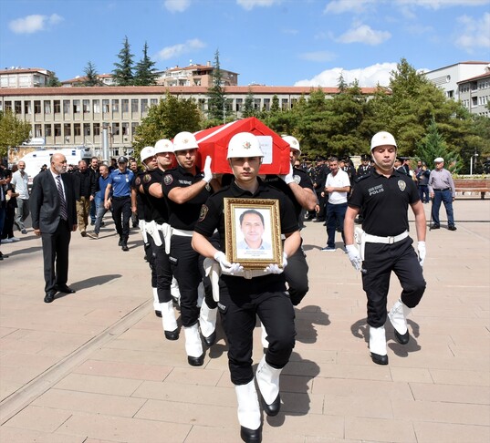 Kırıkkale'de trafik kazasına müdahale ederken başka bir aracın çarpması sonucu şehit olan polis için cenaze töreni