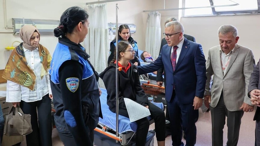 Sivas'ta öğrenci servisi ile polis aracı çarpıştı, 13 öğrenci ve 3 polis yaralandı