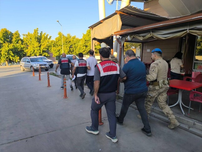 İzmir'de FETÖ operasyonunda 21 şüpheli yakalandı