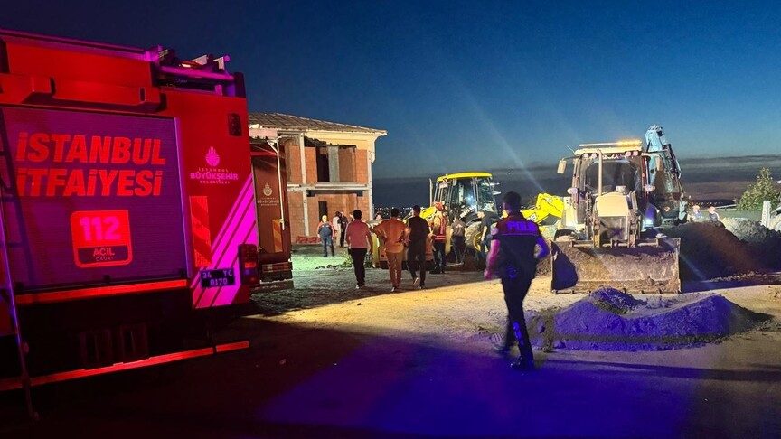 Büyükçekmece'de göçük altında kalan 2 işçiden biri kurtarıldı