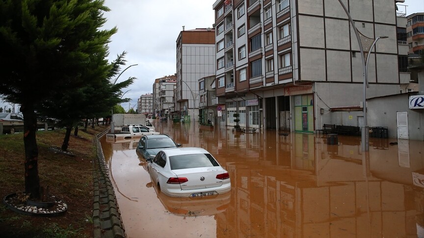 Rize'de sağanak etkili oldu