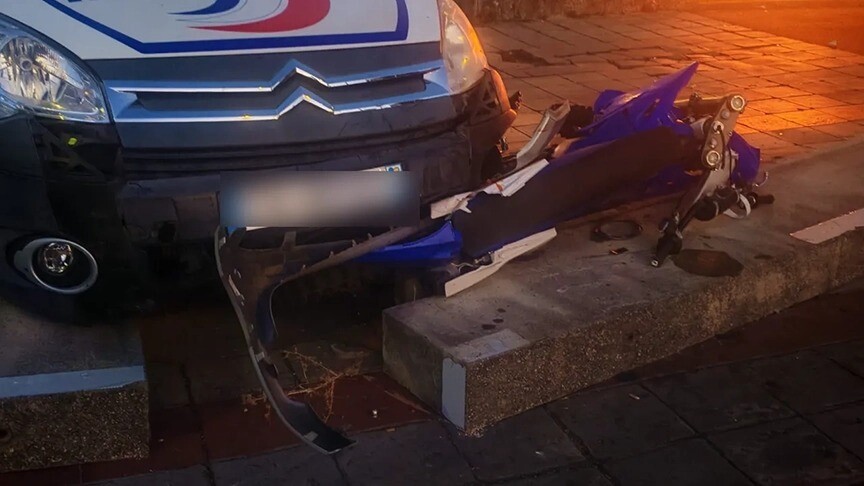 Fransa'da bir kasabada polis aracı ile motosikletin karıştığı kazanın ardından şiddet olayları yaşandı