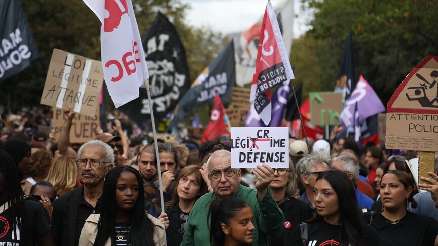 Fransa'da güvenlik güçlerinin silah kullanmasına meşru müdafaa karinesi getiren yasa tasarısı protesto edildi