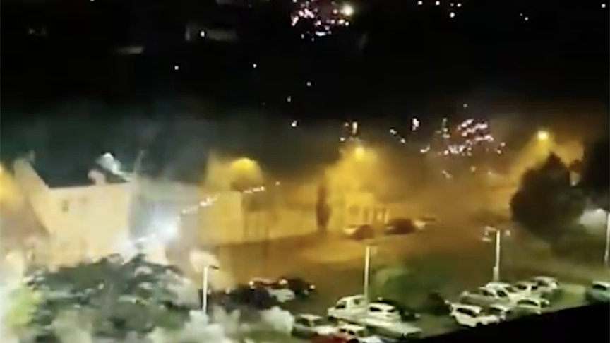 Fransa'da bir kasabada polis aracı ile motosikletin karıştığı kazanın ardından şiddet olayları yaşandı