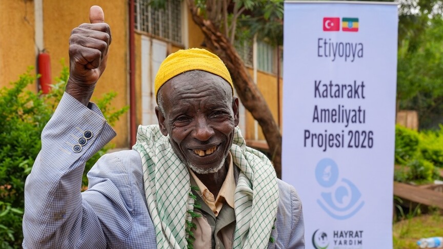 Etiyopya'da katarakt ameliyatı olan İsmail, yaklaşık 3 yıl sonra yeniden görmeye başladı