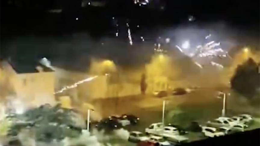 Fransa'da bir kasabada polis aracı ile motosikletin karıştığı kazanın ardından şiddet olayları yaşandı