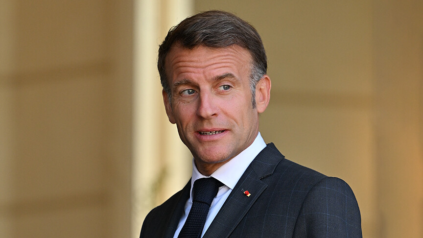 Macron, artan akaryakıt fiyatlarını düşürmek için AB'den "sektöre ilişkin düzenlemeleri esnetmesini" istedi