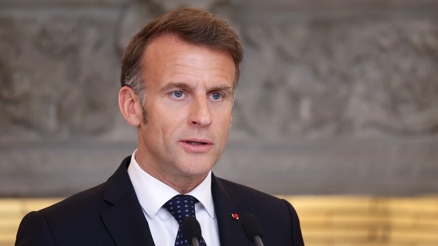 Macron, artan akaryakıt fiyatlarını düşürmek için AB'den "sektöre ilişkin düzenlemeleri esnetmesini" istedi