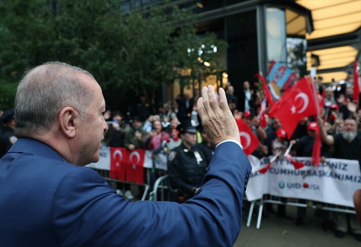 Cumhurbaşkanı Erdoğan, ABD’deki Türkevi’ne girişinde sevgi gösterileriyle karşılandı
