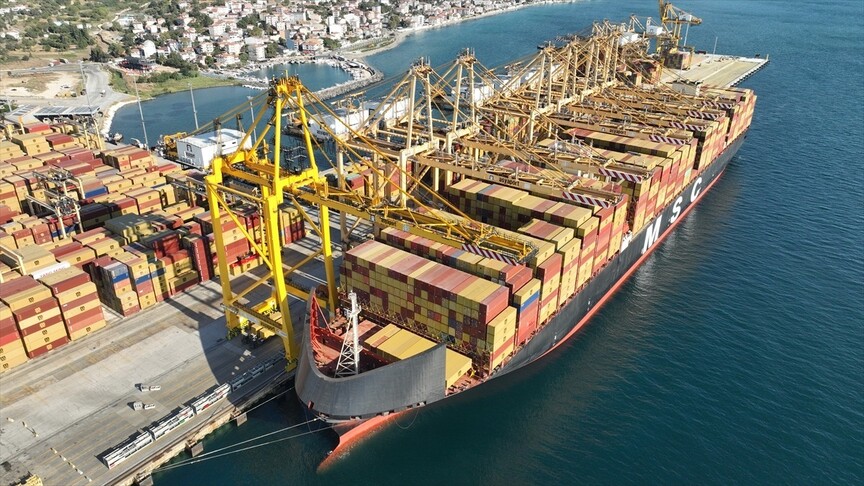 Asyaport'ta tek gemi uğrağında 22 bin 896 TEU konteyner elleçleme ile Türkiye rekoru kırıldı