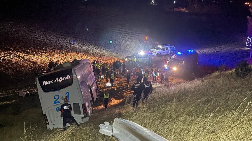 Amasya'da kontrolden çıkarak tarlaya giren yolcu otobüsündeki 24 kişi yaralandı