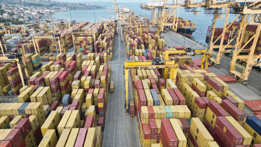 Asyaport'ta tek gemi uğrağında 22 bin 896 TEU konteyner elleçleme ile Türkiye rekoru kırıldı
