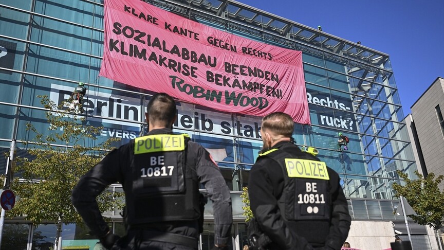 Berlin'de çevreciler, Başbakan Merz'in partisi CDU'nun genel merkezinde eylem yaptı