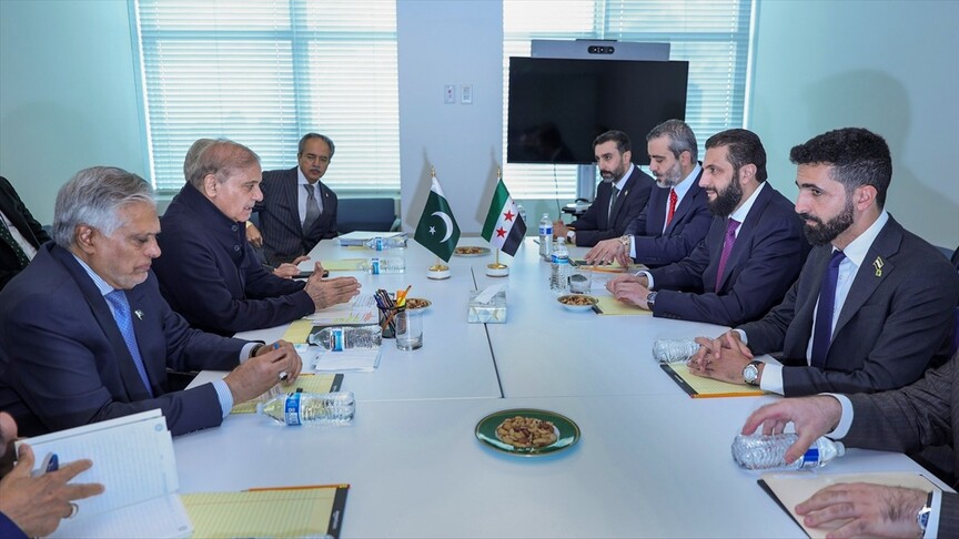 Pakistan Başbakanı Şerif ile Suriye Cumhurbaşkanı Şara ikili ilişkileri görüştü