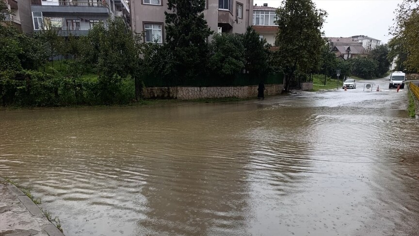 Düzce, Bartın ve Zonguldak'ta sağanak ve kuvvetli rüzgar etkili oldu