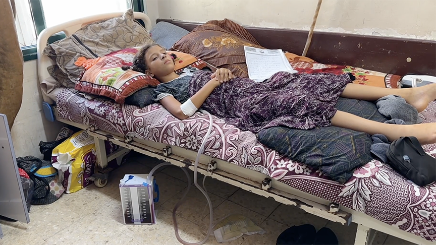 Gazze'de 10 yaşındaki kız çocuğu okulların açılmasını iple çekerken İsrail saldırısında yürüme yetisini kaybetti