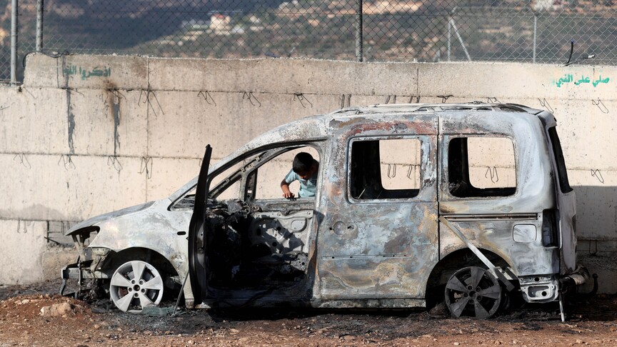 Israeli occupiers set fire to 3 Palestinian vehicles in occupied West Bank