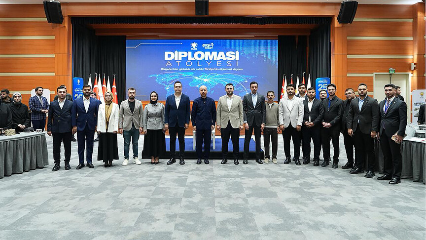 Dünya Etnospor Birliği Başkanı Bilal Erdoğan, Diplomasi Atölyesi'nde gençlerle bir araya geldi