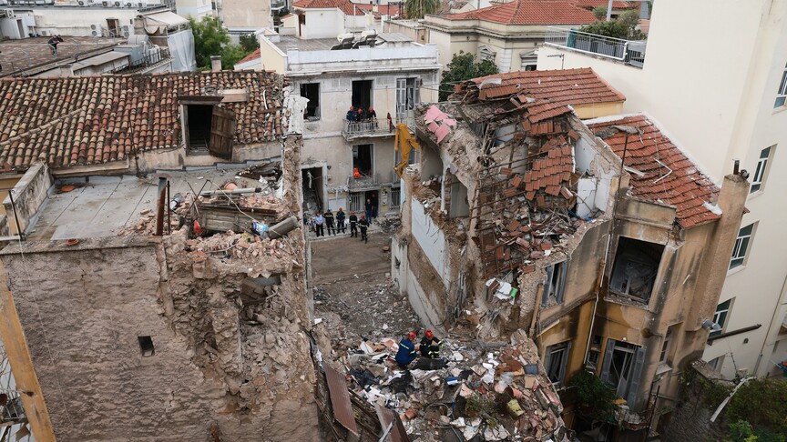 Atina'da dün yıkılan binada 4 kişinin cesedine ulaşıldı