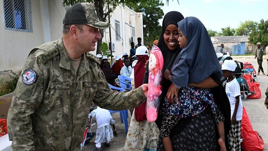 MSB Somali'de ihtiyaç sahibi gazi ve ailelerine tekerlekli sandalye dağıttı