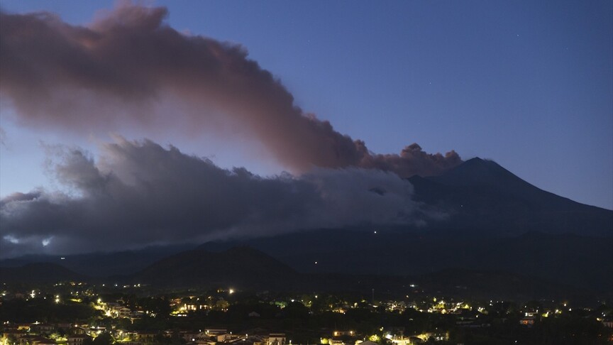 Etna Yanardağı'nın kül püskürtmesi, Katanya Havalimanı'nda uçuşların durdurulmasına neden oldu