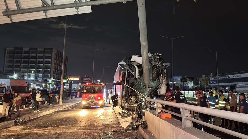 Adana'da yolcu otobüsünün tabela direğine çarpması sonucu 11 kişi yaralandı
