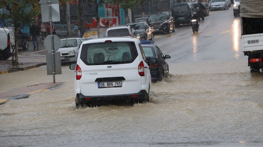 Sakarya'da kuvvetli sağanak nedeniyle yollar kapandı, evleri su bastı