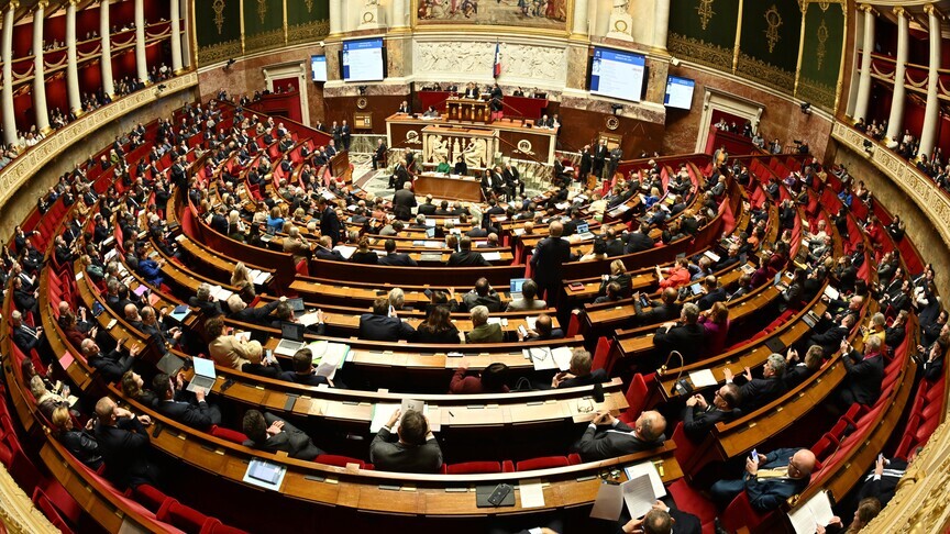 Fransa'da merkez sağ Senatoda çoğunluğunu korudu