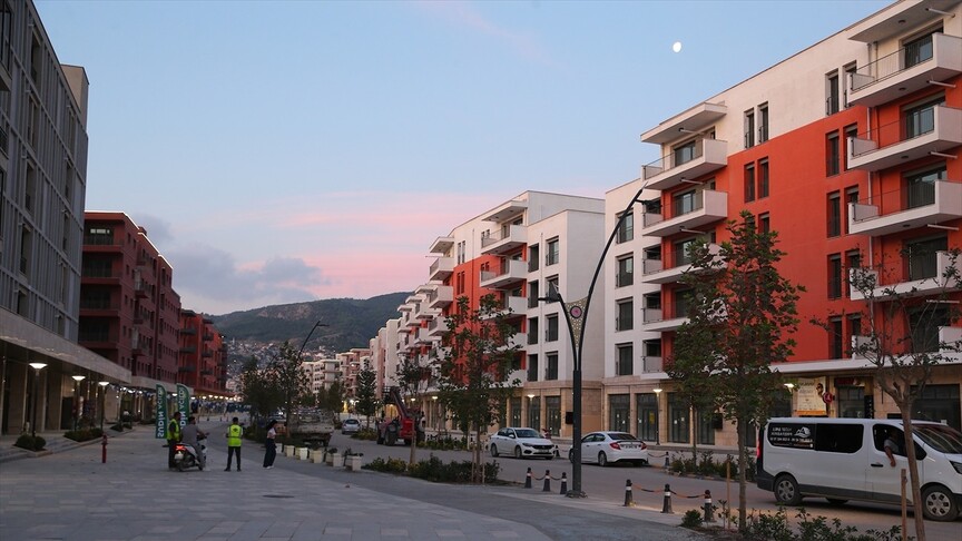 Depremlerde yıkımın yaşandığı Hatay'daki Atatürk Caddesi yeni iş yerleriyle hareketlendi