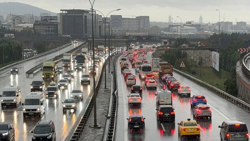İstanbul'da yağışın da etkisiyle sabah saatlerinde trafik yoğunluğu oluştu