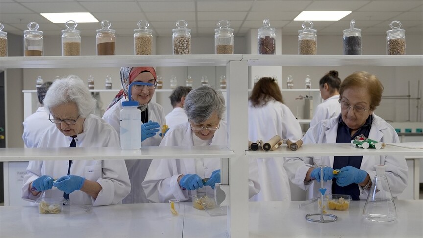 Huzurevi sakinleri mutfaktan laboratuvara taşıdıkları limon kabuklarını ürüne dönüştürdü