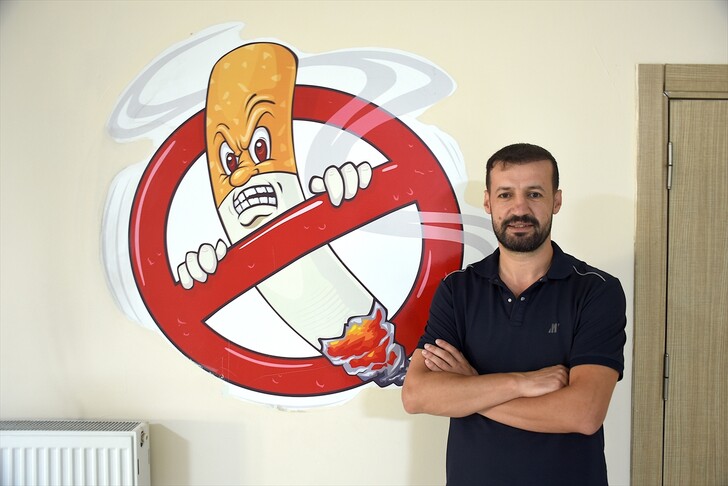 Çocuklarının "Baba çok kötü kokuyorsun" sözünden etkilenerek 25 yıl içtiği sigarayı bıraktı