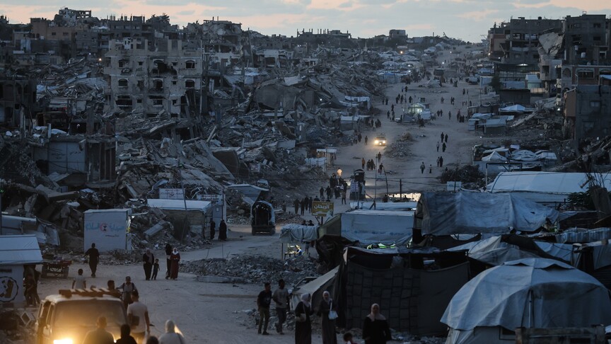 İsrail'in Gazze'deki bir binaya düzenlediği saldırıda çok sayıda Filistinli yaralandı