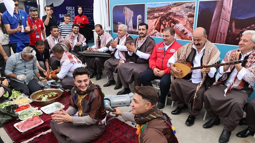 Şanlıurfa'nın çiğ köftesi ve türküleri TEKNOFEST Güneydoğu'da beğeniye sunuldu